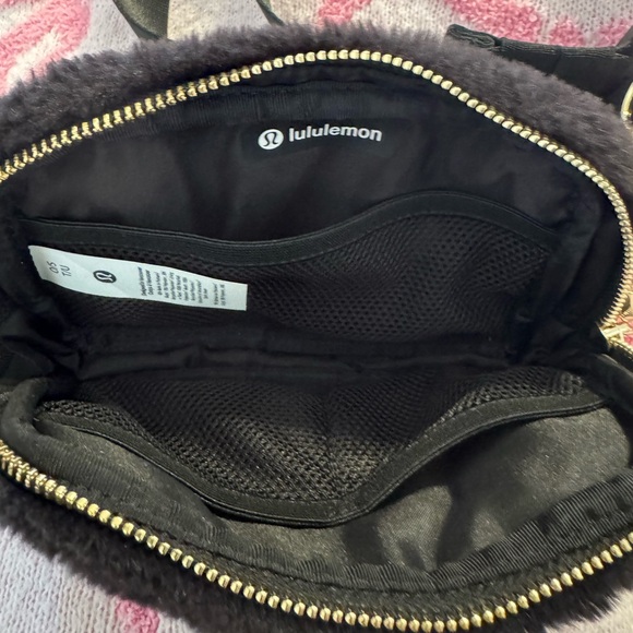 Lululemon Everywhere Belt PLUSH Fleece Crossbody - Picture 2 of 2